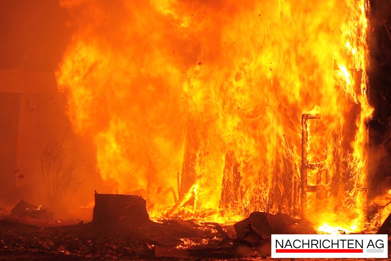 Großbrand in leerstehender Lackfabrik: Feuerwehr kämpft gegen Flammen!