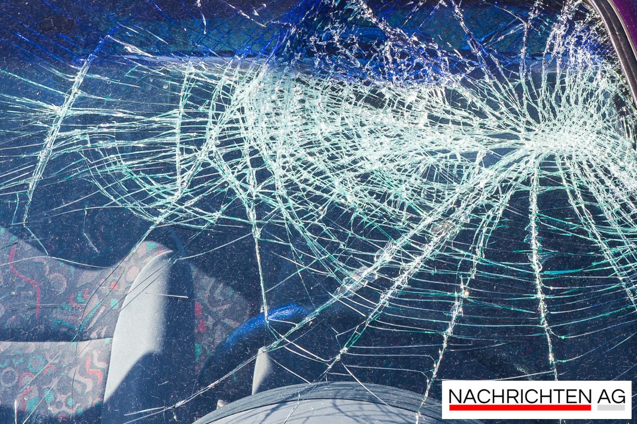 Sechs Fuß, kein Führerschein: Betrunkene Fahrerin kracht in Baum!