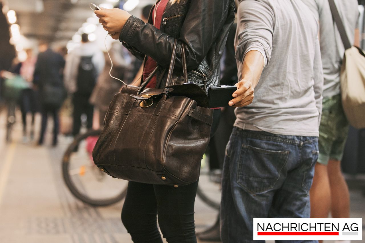 Tankstellenraub in Hamburg-Wilstorf: Täter auf E-Scooter entkommen!